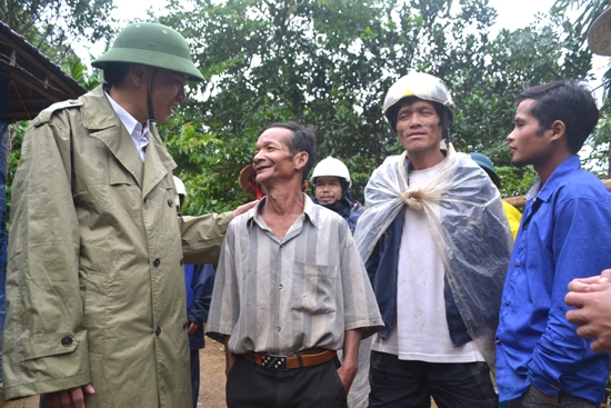 Phó Chủ tịch UBND tỉnh Phạm Trường Thọ dặn dò người dân tổ 8, thôn Trà Ong không về nhà khi đất còn động.