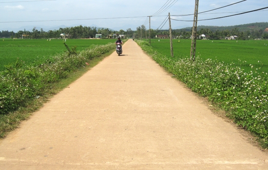 Nhiều tuyến đường ở nông thôn được bê tông, giúp người dân đi lại thuận lợi.