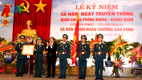  Chủ tịch nước trao Huân chương Sao vàng cho lực lượng phòng không không quân