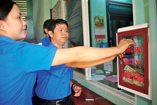 Cán bộ thị trấn Trà Xuân và người dân ủng hộ Quỹ Vì người nghèo.