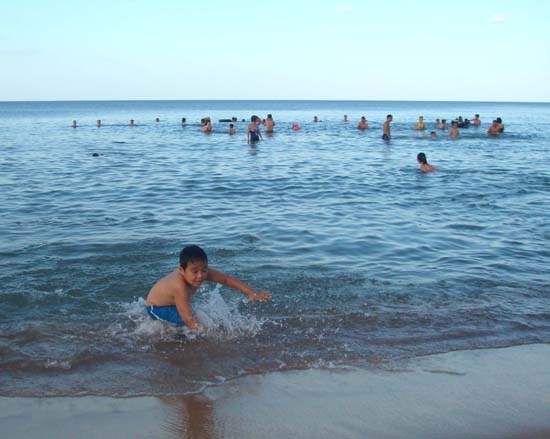 Biển Mỹ Khê - Quảng Ngãi, một trong những bãi biển đẹp ở miền Trung.                       Ảnh: P.V