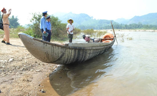 Lực lượng chức năng kiểm tra hoạt động đò ngang tại ngã ba sông Tang, xã Sơn Cao.