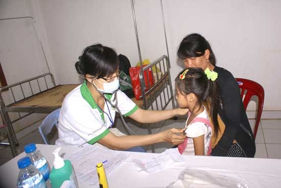 Khám bệnh, cấp thuốc miễn phí cho trẻ em huyện đảo.