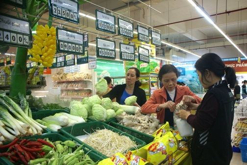 Người tiêu dùng chọn mua mặt hàng rau, củ, quả “bình ổn giá” bày bán tại Siêu thị Co.op Mart Sài Gòn – Quảng Ngãi dịp Tết Quý Tỵ - 2013. Ảnh tư liệu