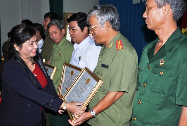 Phó Chủ tịch UBND tỉnh Đinh Thị Loan trao Bằng khen của UBND tỉnh cho các tập thể và cá nhân