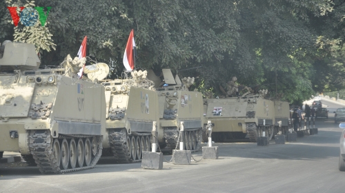  Xe bọc thép triển khai trên một tuyến phố dẫn vào trung tâm Cairo