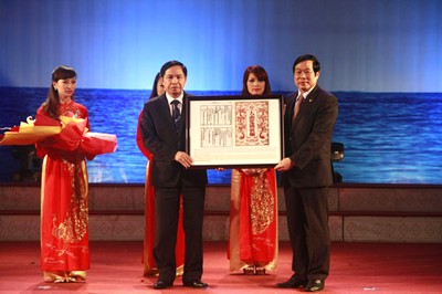 Bộ trưởng Nguyễn Bắc Son (bên phải) trao các hiện vật, tư liệu, bản đồ cho tỉnh Thái Nguyên. Ảnh: Báo Thái Nguyên