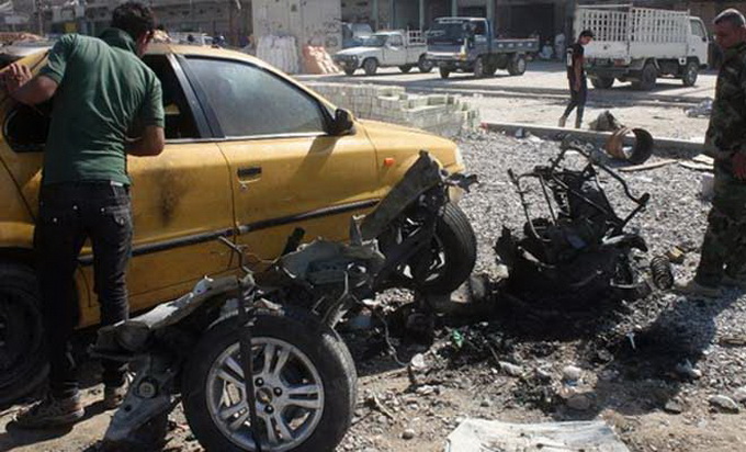 Hiện trường một vụ đánh bom xe ở Baghdad ngày 27-10 - Ảnh: Reuters