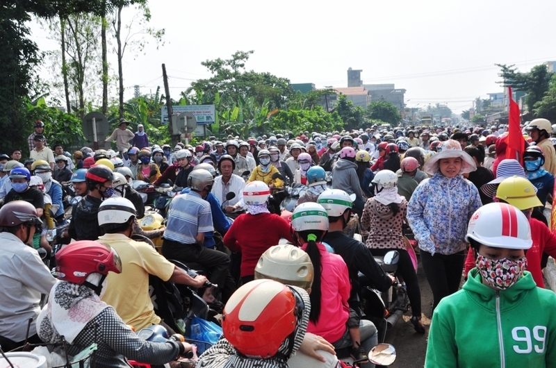 Người dân tụ tập trước UBND huyện Tư Nghĩa khiến tuyến Quốc lộ 1 qua thị trấn La Hà bị ách tắc