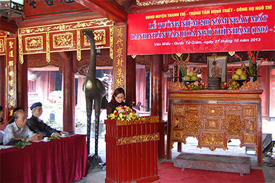 Bà Lê Thị Thu Thủy, Phó bí thư Huyện ủy Thanh Trì đọc diễn văn ôn lại cuộc đời và sự nghiệp danh nhân Ngô Thì Nhậm.