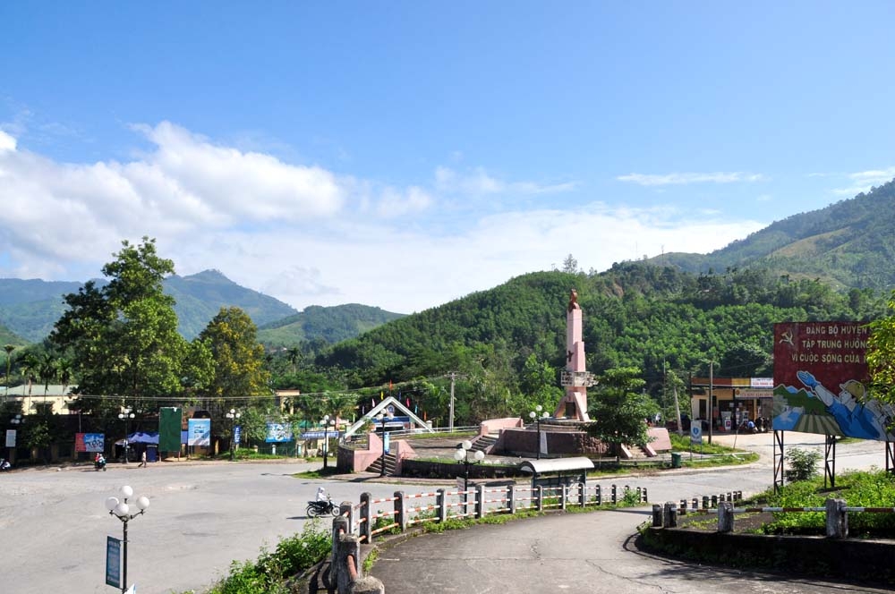 KT-XH của huyện Sơn Tây ngày càng phát triển (Trong ảnh: Một góc trung tâm huyện miền núi Sơn Tây).
