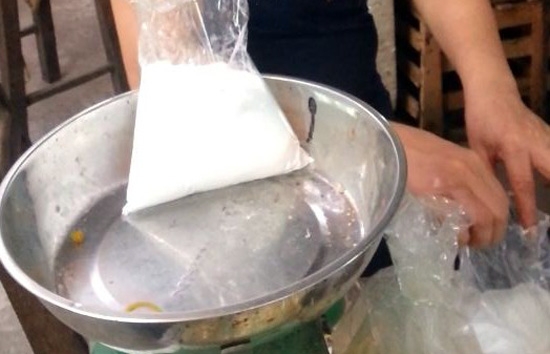 Thuốc muối được bày bán công khai ở hầu hết các chợ trên địa bàn tỉnh Quảng Ngãi