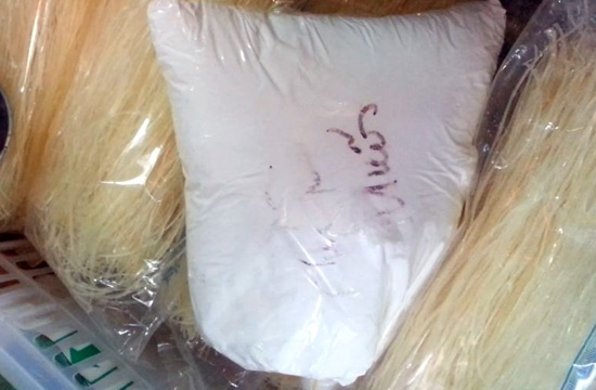Chất bột trắng đựng trong các bao ni lông không nhãn mác vẫn được bày bán công khai