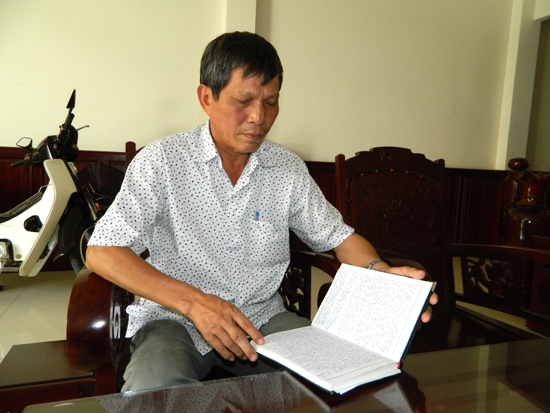 Đại tá Đỗ Thành Lê-nguyên Phó trưởng Phòng Cảnh sát Công an tỉnh Nghĩa Bình bên cuốn sổ ghi lại chi tiết toàn bộ vụ án.