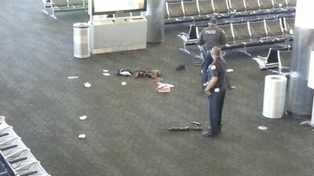 Hiện trường vụ xả súng tại sân bay quốc tế Los Angeles, bang California.