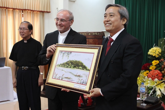 Đồng chí Phó Chủ tịch Thường trực UBND tỉnh tặng quà lưu niệm cho Tổng Giám mục