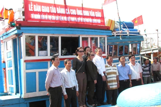 Lãnh đạo Đài Tiếng nói Việt Nam, Qũy Hỗ trợ ngư dân, Liên đoàn Lao động tỉnh cùng huyện Lý Sơn chia vui cùng ngư dân Đinh Văn Giàu trong buổi lễ bàn giao tàu.