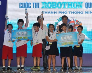  Hai đội đoạt Giải Nhất tại Cuộc thi Robothon quốc gia 2013. Ảnh: VGP/Lưu Hương