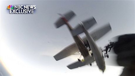 Một bức ảnh được trang NBC News đăng tải cho thấy 2 máy bay đã va phải nhau trên không.