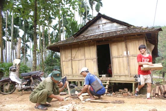  Người dân Tà Gầm giúp chị Đinh Thị Thúy dựng lại nhà sau bão.