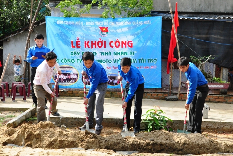 Đại diện Tỉnh Đoàn, huyện đoản Sơn Tịnh và chính quyền địa phương khởi công xây dụng nhà