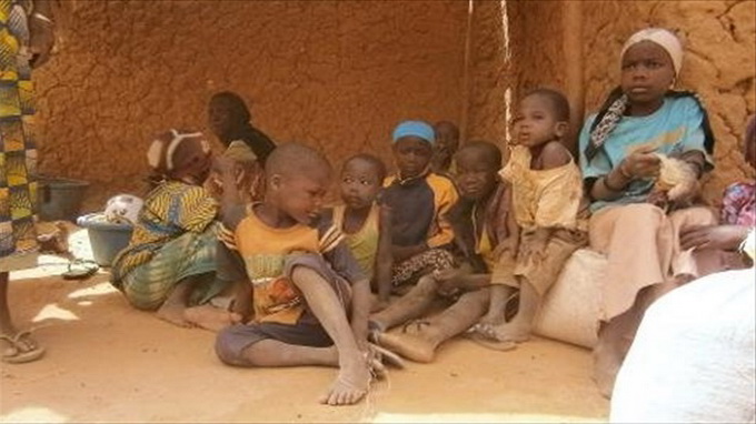 Những người di cư được giới chức Niger giải cứu - Ảnh: AFP