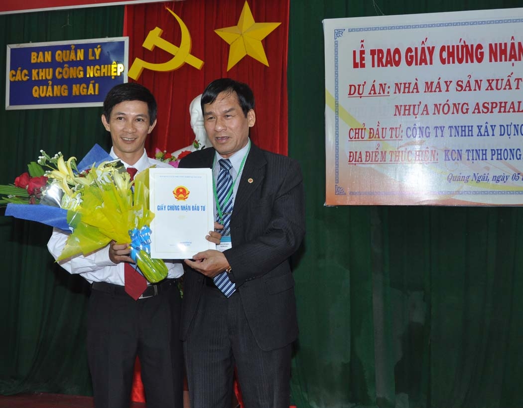 Ông Đoàn Tấn Hận (phải)-  Trưởng BQL Các KCN Quảng Ngãi trao giấy chứng nhận cho nhà đầu tư.