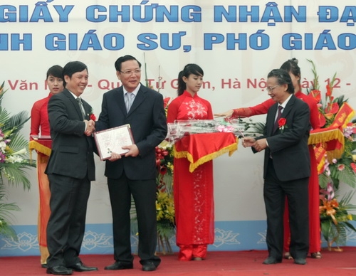 Bộ trưởng Bộ GD&ĐT Phạm Vũ Luận trao giấy chứng nhận đạt tiêu chuẩn chức danh GS, PGS