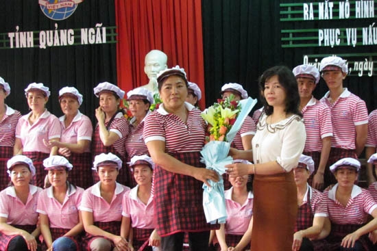 Bà Phạm Thị Thu Trang- Chủ tịch HLHPN tỉnh tặng hoa chúc mừng các chị nhân lễ ra mắt.