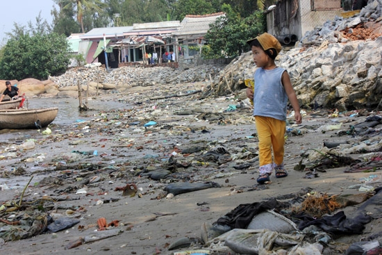 Trẻ em vùng biển vẫn chơi đùa hằng ngày trên các bãi biển với hàng nghìn chất thải rắn tập kết.