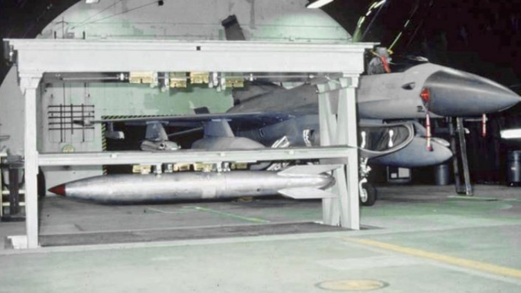  Bom B61, được đặt cạnh chiến đấu cơ F-16, trong căn cứ quân sự của Mỹ ở châu Âu.