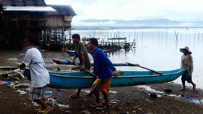 Ngư dân Philippines đưa thuyền vào bờ tránh bão - Ảnh: AFP