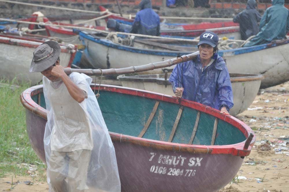 ngư dân Bình Hải đưa thúng vào trú bão.