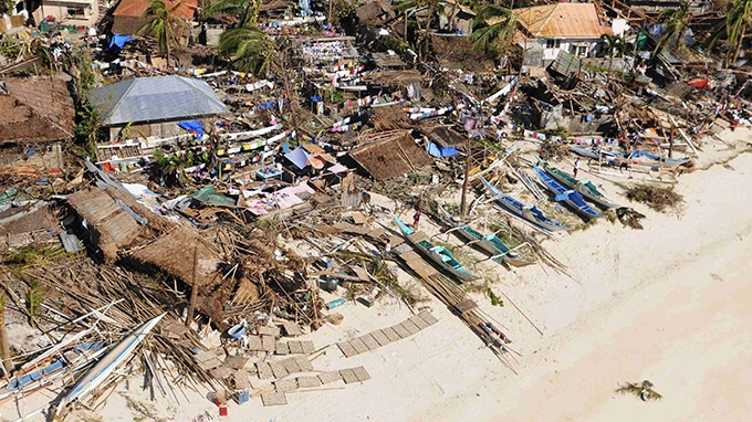 Một ngôi làng ven biển ở tỉnh Iloilo (Philippines) tan hoang sau cơn bão - Ảnh: Reuters