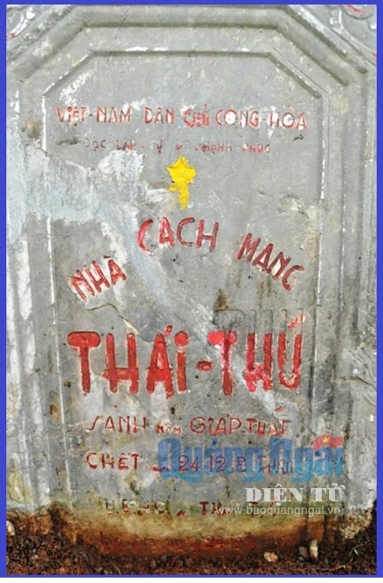  Tấm bia mộ Thái Thú do chính quyền xã Thái Thú (Nghĩa Hòa) tạo lập tháng 12 năm 1946.