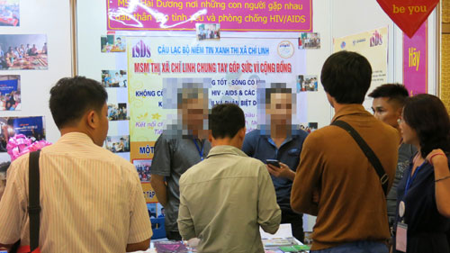  Nhóm đồng tính nam tỉnh Hải Dương trong một buổi tuyên truyền về phòng chống HIV/AIDS