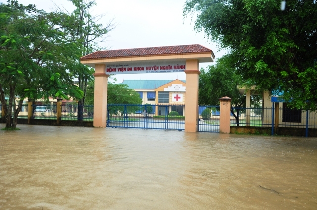  ..và nhiều cơ quan, bệnh viện ở thị trấn Chợ Chùa cũng bị nước lũ nhấn chìm