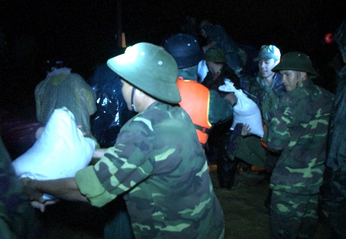 Các chiến sỹ, dân quân tự vệ đắp bờ kè Sông Trà Khúc