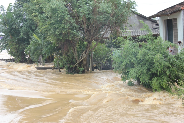 Nhiều nhà dân dọc Quốc lộ 1A bị nước lũ xâm chiếm nghiêm trọng