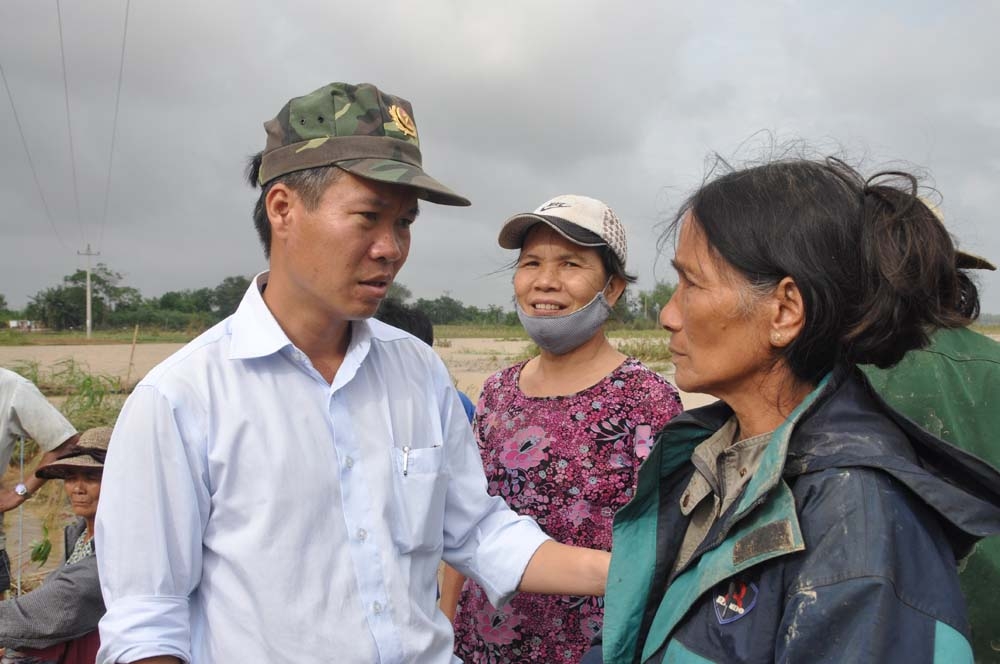 Bí thư Tỉnh ủy Võ Văn Thưởng thăm hỏi người dân thôn Ân Phú, xã Tịnh An, huyện Sơn Tịnh.
