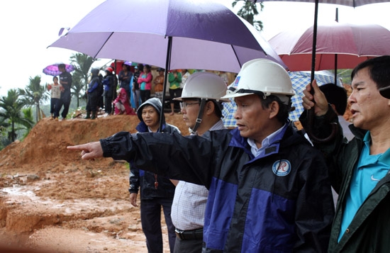 Chủ tịch UBND tỉnh chỉ đạo hỗ trợ, tìm kiếm thi thể 2 người mất tích tại xã Sơn Dung, huyện Sơn Tây
