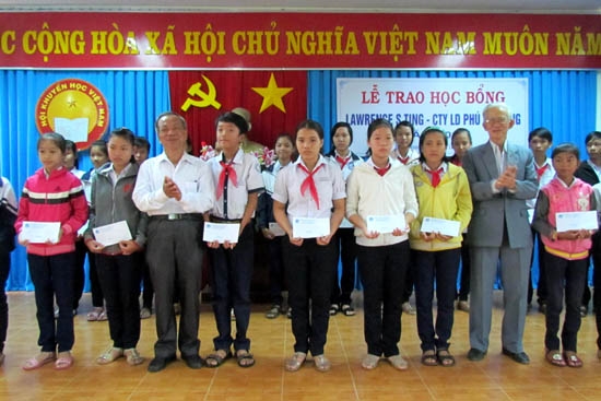 Ông Từ Tân Vũ- Chủ tịch Hội Khuyến học tỉnh và ông Phạm Sy- Nguyên Phó Bí thư Tỉnh ủy Quảng Ngãi trao học bổng cho các em.