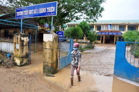 Trường Tiểu học số 2 Hành Thiện (nơi bị ngập đến 2m), cổng trường, sân trường vẫn ngập tràn bùn đất