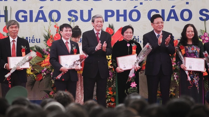  Ông Đinh Thế Huynh - trưởng ban tuyên giáo TƯ và Bộ trưởng Bộ GD-ĐT Phạm Vũ Luận trao giấy chứng nhận chức danh giáo sư cho các nhà khoa học - Ảnh: Nguyễn Khánh