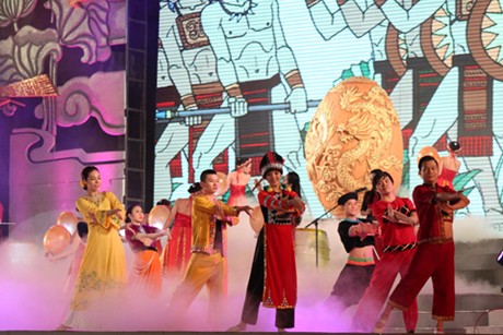  Một tiết mục trong chương trình nghệ thuật đêm khai mạc Tuần lễ “Đại đoàn kết các dân tộc - Di sản văn hóa Việt Nam”. Ảnh: VGP/Hà Tuấn