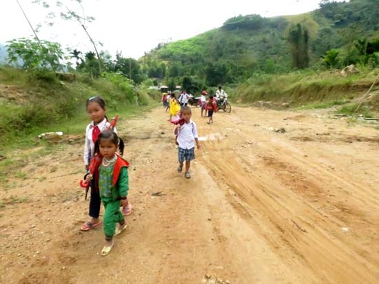 Học sinh tiểu học  điểm trường Tà Vay, thôn RaPân, xã Sơn Long phải vượt đường rừng hơn 2 giờ mới đến được lớp học.