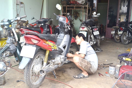 Tiệm sửa xe máy ở Tịnh Long luôn đắt khách.                                                                   Ảnh B.S