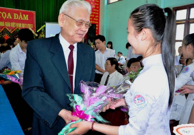 Học sinh tặng hoa tri ân các thầy cô giáo