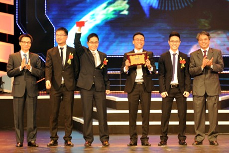  Phó Thủ tướng Vũ Đức Đam trao giải nhất cho sản phẩm Giải pháp Phần mềm quảng cáo trên nền thiết bị di động "Mobile Advertising Network" - Ảnh: VGP/Đình Nam