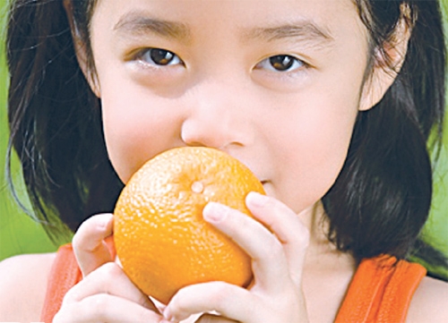 Ăn nhiều hoa quả chứa nhiều vitamin C để tăng cường sức đề kháng của cơ thể và mũi họng.Ảnh minh hoạ